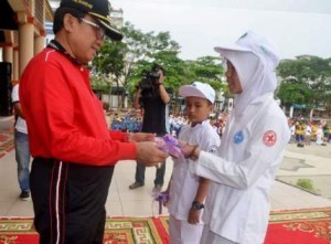 Bupati menyerahkan Sikat Gigi Kepada Siswa Secara simbolis