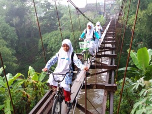 Ilustrasi Lomba Menyeberangi Jembatan Maut