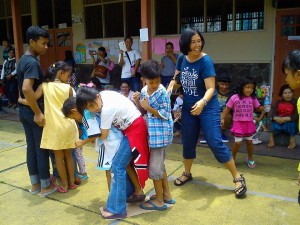 Lomba Berjalan Di Atas Kardus