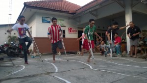 Lomba Lari Menggunakan Tongkat