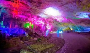 Red-Flute-Cave-Wisata-China-Penuh-Warna-Warni