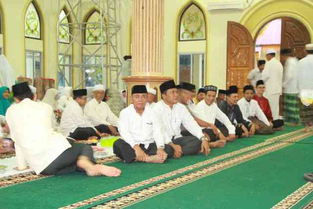 Bupati Pelalawan HM Harris bersama SKPD Pelalawan menunggu buka puasa di Masjid Raya Nurul Islam, Kecamatan Langgam.