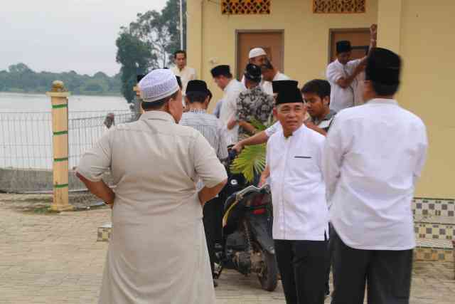 Bupati Pelalawan HM Harris saat berkunjung ke Masjid Kecamatan Langgam