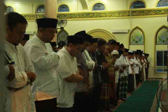 Rombongan tim safari Ramadhan Pemkab Pelalawan bersama jamaah Masjid Raya Nurul Islam mengikuti sholat tarawih