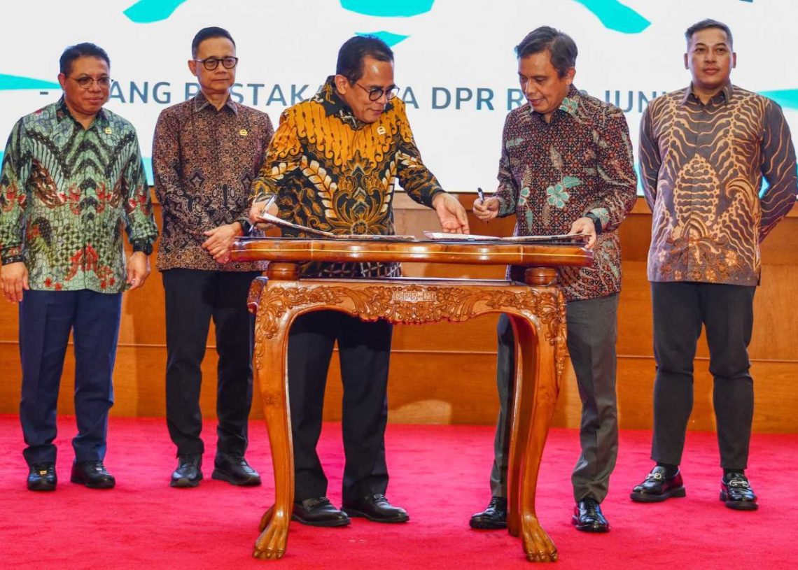 Penandatanganan Perjanjian Kerja Sama antara Direktur Utama BTN Nixon LP Napitupulu, dan Sekretaris Jenderal DPR RI Indra Iskandar di Gedung Nusantara IV, Kompleks Parlemen Senayan, Jakarta, 10 Juni 2025 | Foto: Dok. BTN