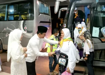 Wabup Rohul Hadir di Batam, Sambut Hangat Jemaah Haji Rohul Kloter 11