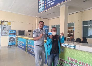 Petugas Jasa Raharja Samsat Siak Beri Apresiasi Wajib Pajak Bermotor