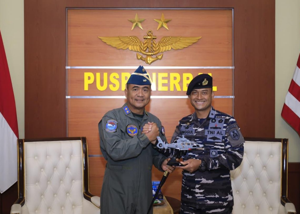 Sinergi TNI AL Diperkuat, Kadispenal Terima Brevet Kehormatan Penerbangan