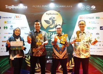 Penyerahan Penghargaan Award TOP CSR 2026 yang di terima oleh Fitra Adriza (kanan), Rahmat Wijaya, Agam Munawar, Ani Aryani (kiri).
