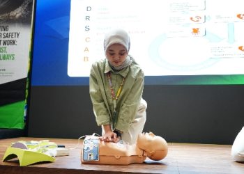 Karyawan PDC yang tengah mempraktekan posisi tindakan RJP yang benar dan sesuai