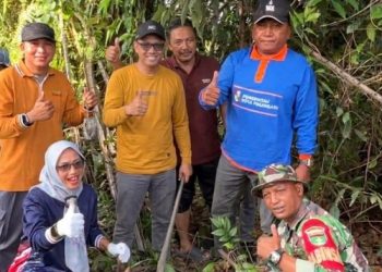 Ratusan Warga Gotong Royong di Sialangrampai, EMP Bentu–Korinci Baru Salurkan Bibit Penghijauan