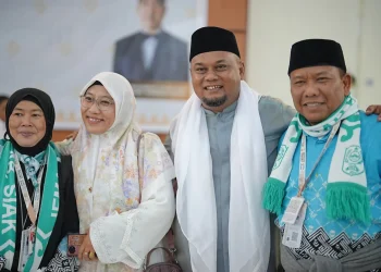 Wakil Bupati Siak Bersama PPIH Sambut Hangat Kedatangan Jemaah Haji Kloter BTH 12 di Batam
