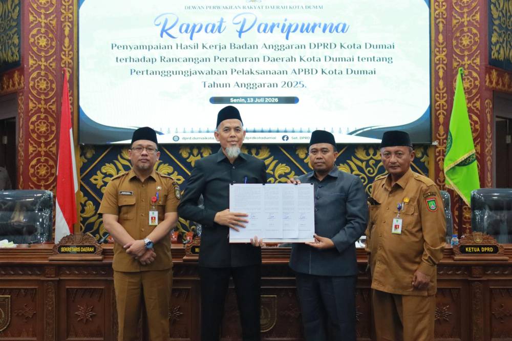 Ketua DPRD Kota Dumai Agus Miswandi menerima dokumen Ranperda Pertanggungjawaban Pelaksanaan APBD Tahun Anggaran 2025 yang diserahkan Wali Kota Dumai H. Paisal seusai sidang paripurna di Gedung DPRD Kota Dumai, Senin (13/7).