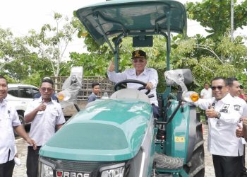 Bupati Rokan Hilir Serahkan Bantuan Alat Pertanian dari Kementerian Pertanian RI