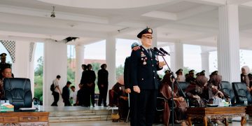 Wakil Bupati Rohil Jhony Charles Hadiri Upacara Hari Bhayangkara Ke-80 di Batu Enam