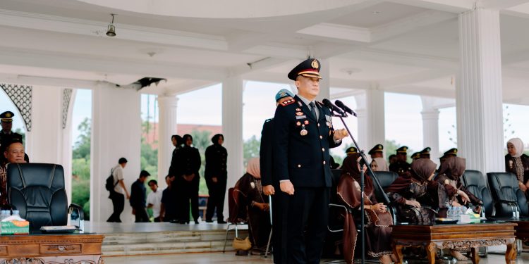 Wakil Bupati Rohil Jhony Charles Hadiri Upacara Hari Bhayangkara Ke-80 di Batu Enam