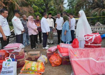Respons Cepat, Bupati Rohil H. Bistamam Tinjau Kebakaran di Teluk Mega dan Salurkan Bantuan