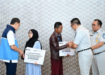 Jasa Raharja Serahkan Santunan kepada Dua Ahli Waris Korban KM Virgo Transport 8 di Jawa Barat