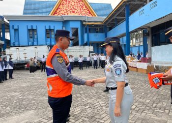 Dukung Upaya Peningkatan Keselamatan Transportasi Jasa Raharja Riau Serahkan Rompi Petugas kepada Dinas Perhubungan